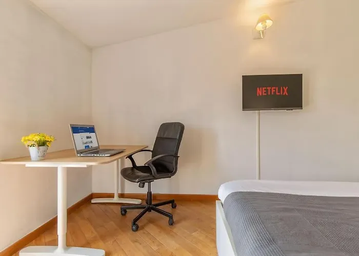 Unique & Strategic Flat, 50M From M4 Station