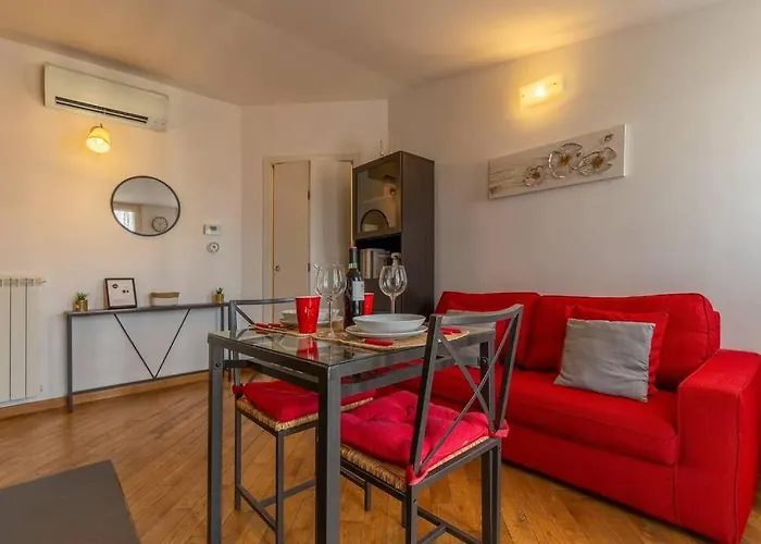 Unique & Strategic Flat, 50M From M4 Station